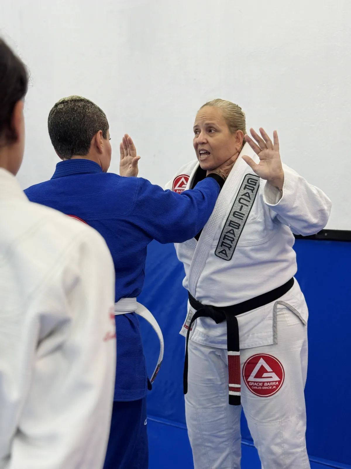 Profª Carla demonstrando uma técnica de defesa pessoal durante a aula