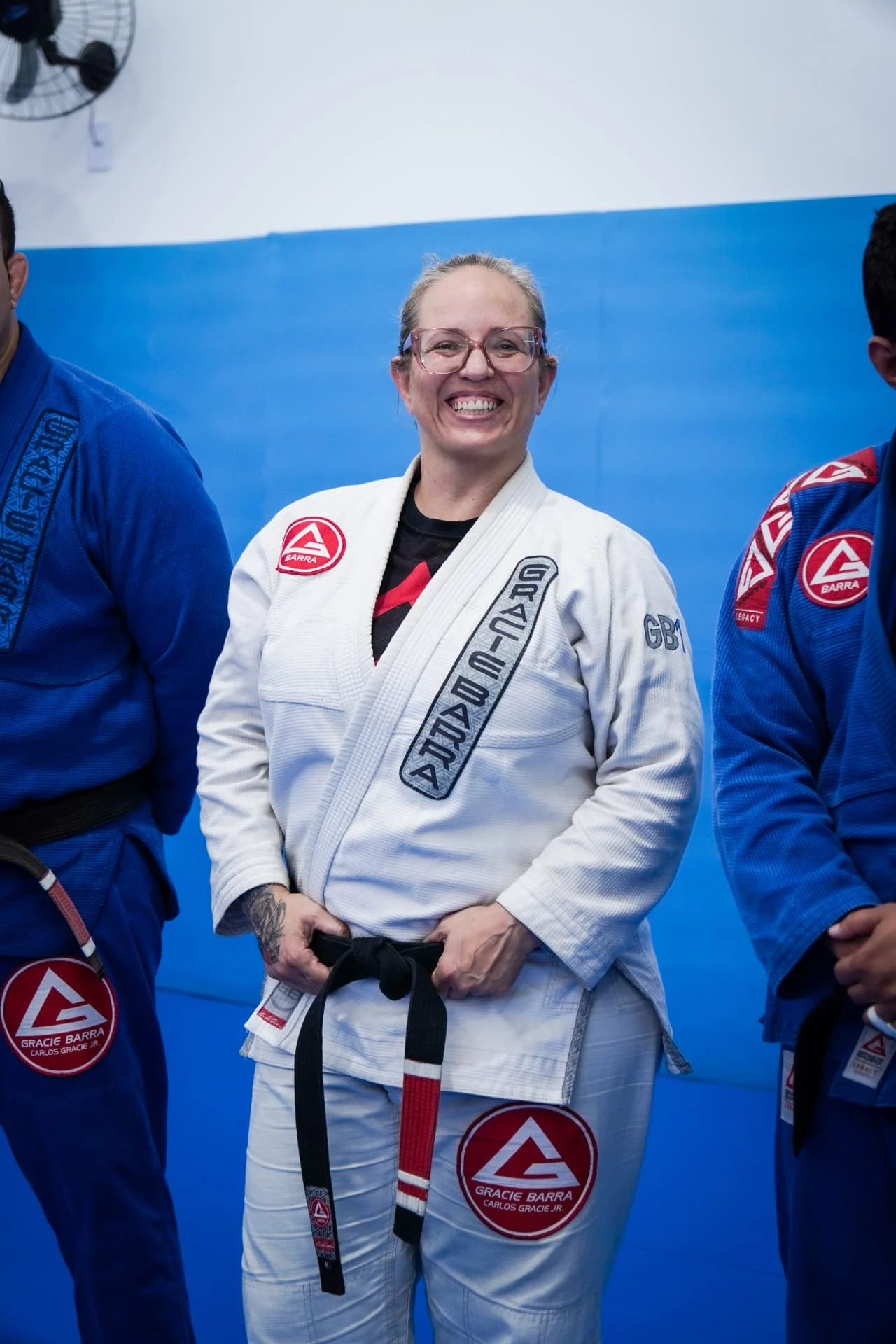 Profª Carla sorrindo com seu kimono branco da Gracie Barra